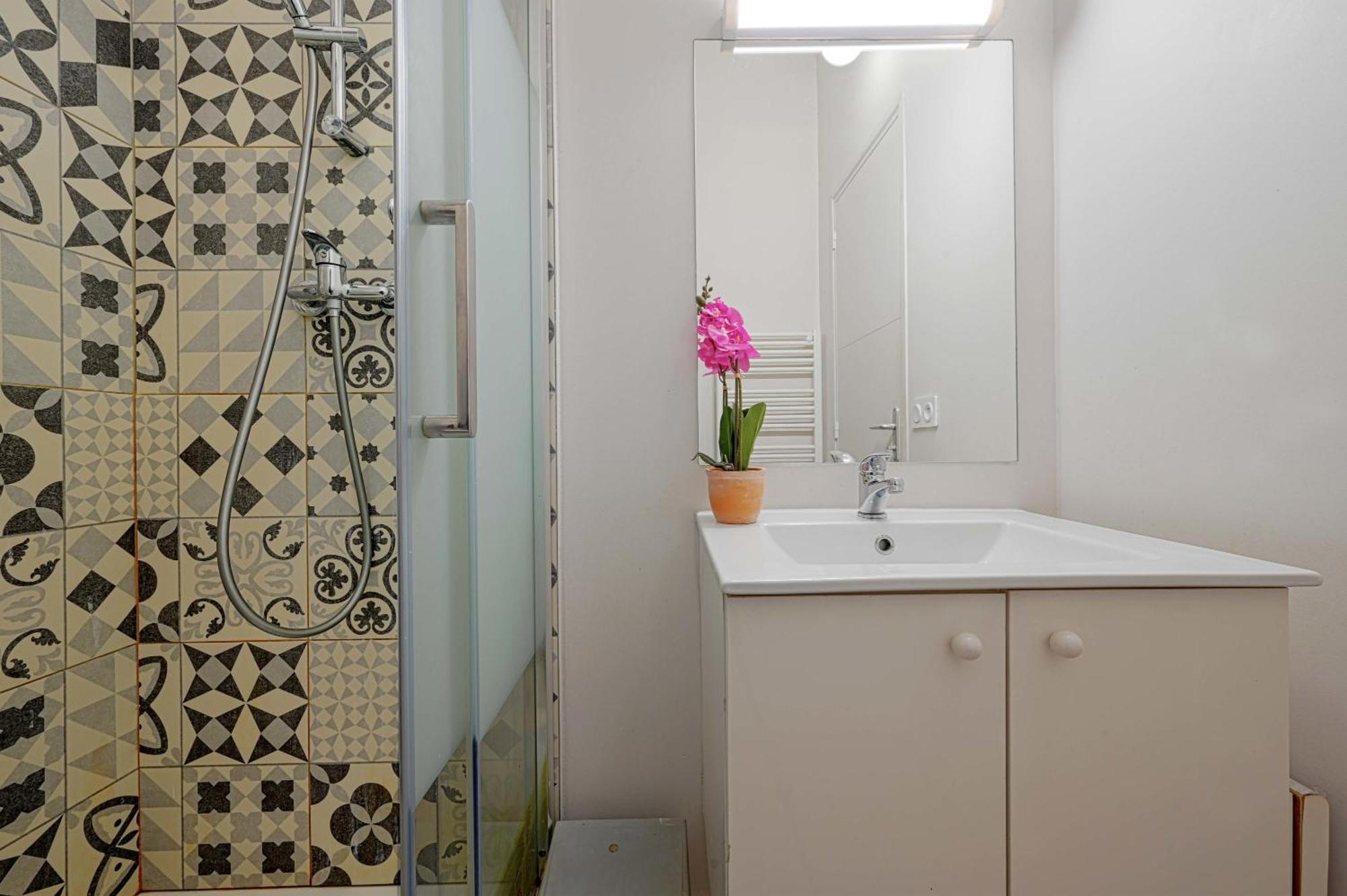 2 Bed Modern Fully Furnish Flat,Close To Buttes Chaumon Park Appartement Parijs Buitenkant foto